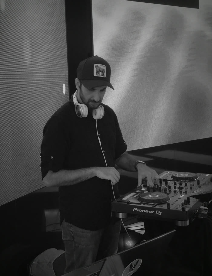 Grand Ka en soirée club, aux platines Pioneer DJ