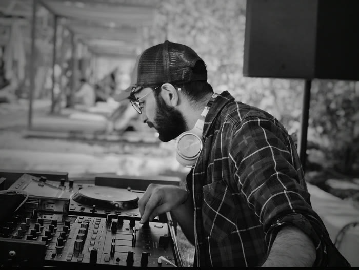 Grand Ka en pleine transition sur la table de mixage